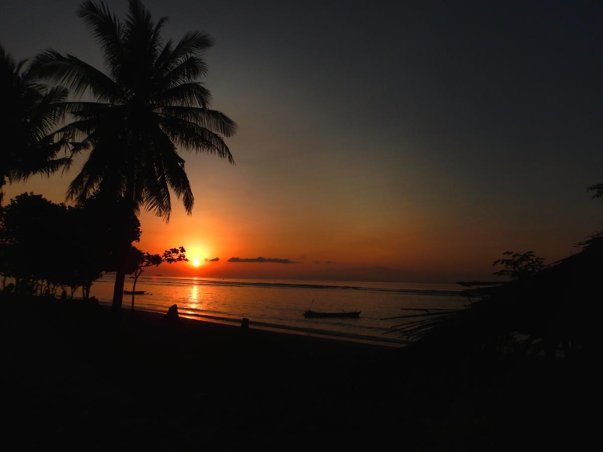 East Lombok Dive Hotel - 3 Private Rooms On The Beach With Seaview & Scuba Diving Center Labuhan Pandan Екстериор снимка